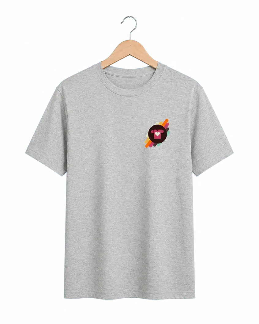Remera con un logo pequeño estampado al frente