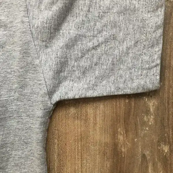 Detalle de costuras prolijas en una remera de algodón