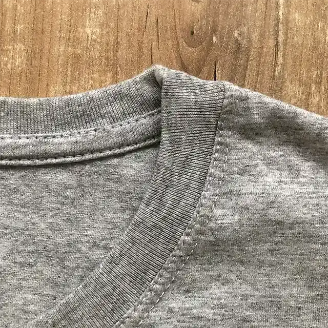 Detalle del cuello reforzado de una remera de algodón