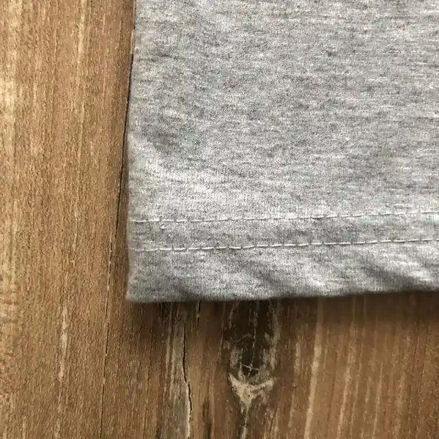 Detalle de doble costura en el ruedo de una remera