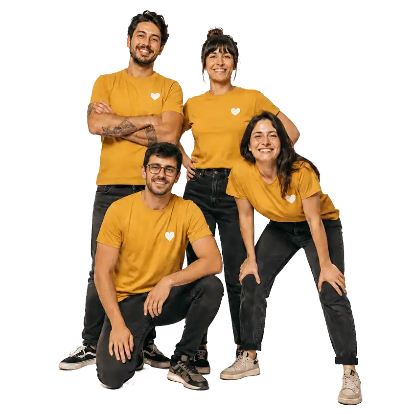 Persona usando una remera personalizada con el logo de Tu Logo en Remeras