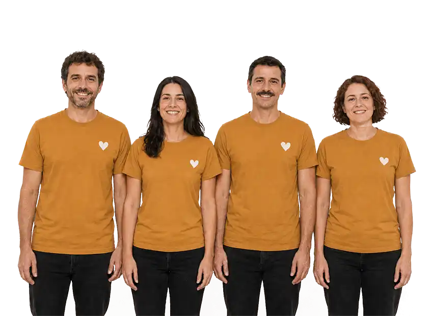 Las mismas cuatro personas con la remera personalizada del equipo, con el logo al frente