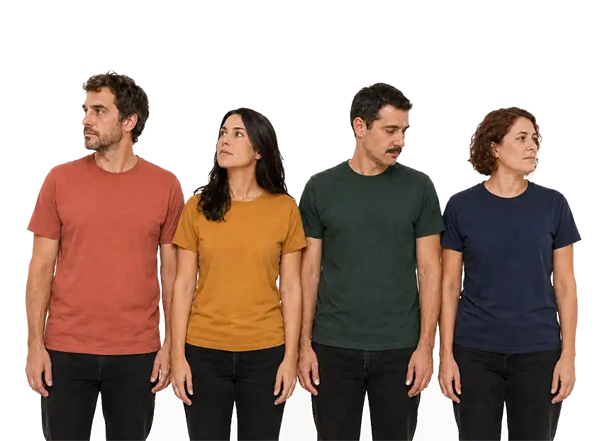 Cuatro personas con remeras distintas, sin uniformar