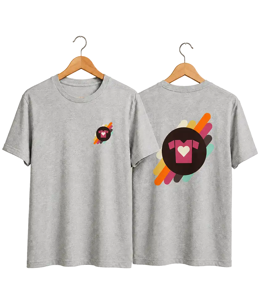 Remera personalizada gris con estampa de corazón al frente, a la altura del pecho, y el mismo diseño ampliado en la espalda