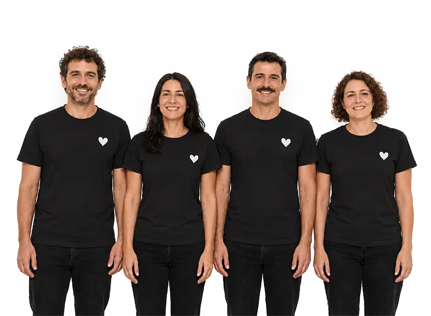 Las mismas cuatro personas con la remera personalizada del equipo, con el logo al frente