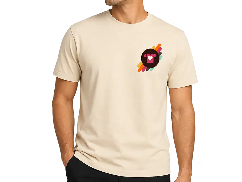 Remera con el logo pequeño ubicado en el frente, a la altura del corazón
