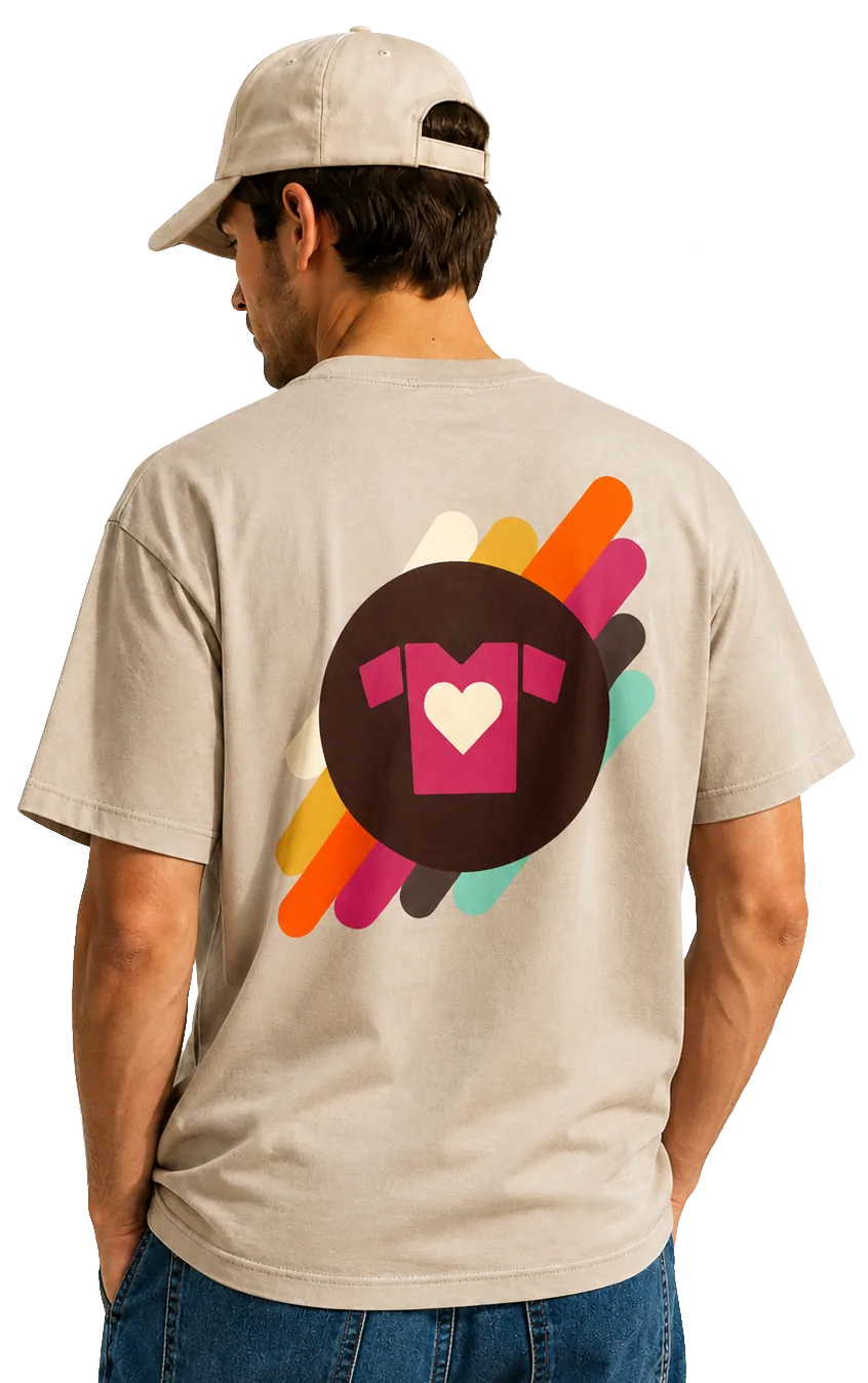 Persona usando una remera personalizada con un diseño grande en la espalda